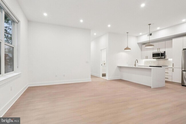 Building Photo - 30 W Allens Ln