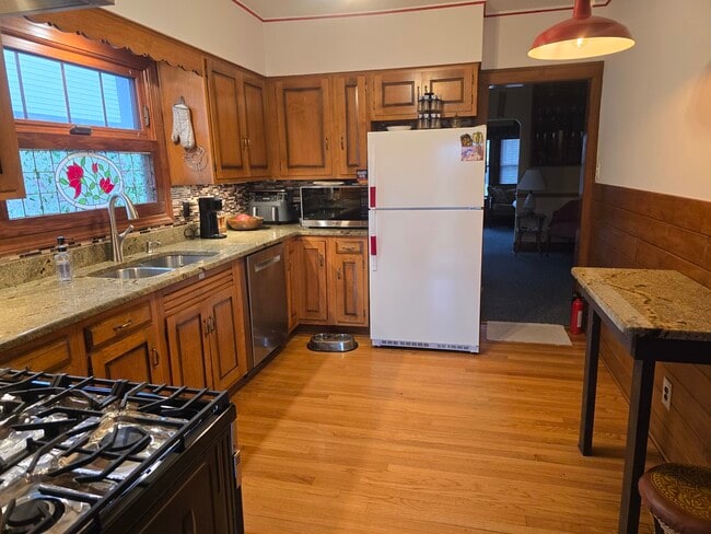 Building Photo - 437 S Craig Pl