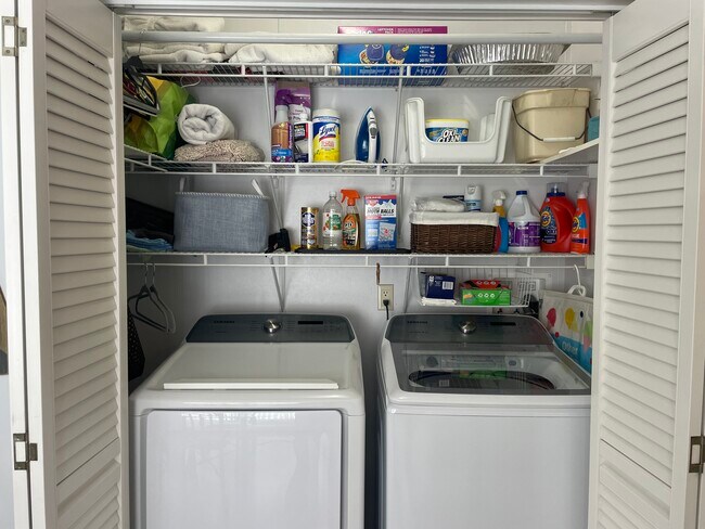 Building Photo - 16300 Pine Ridge Rd