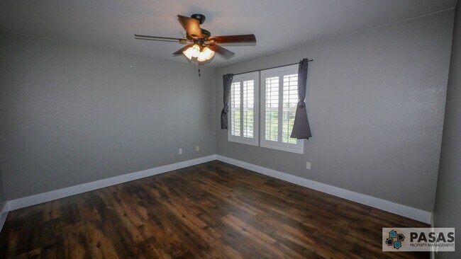 Building Photo - Modern Corner-Unit Condo with tandem 2-Car Garage in Central San Diego