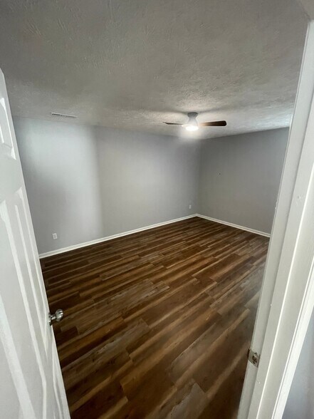 Building Photo - 630 Varsity Dr