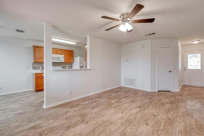 Building Photo - 104 Pinnacle Dr