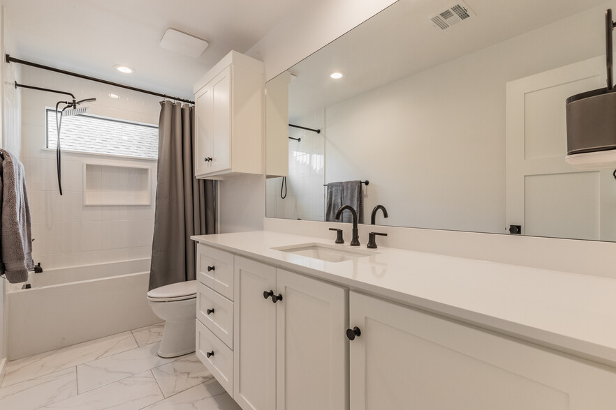 Guest Bathroom - 3625 NW 53rd St