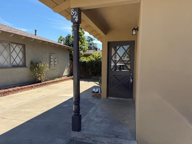 Building Photo - 820-824 W Palmyra Ave