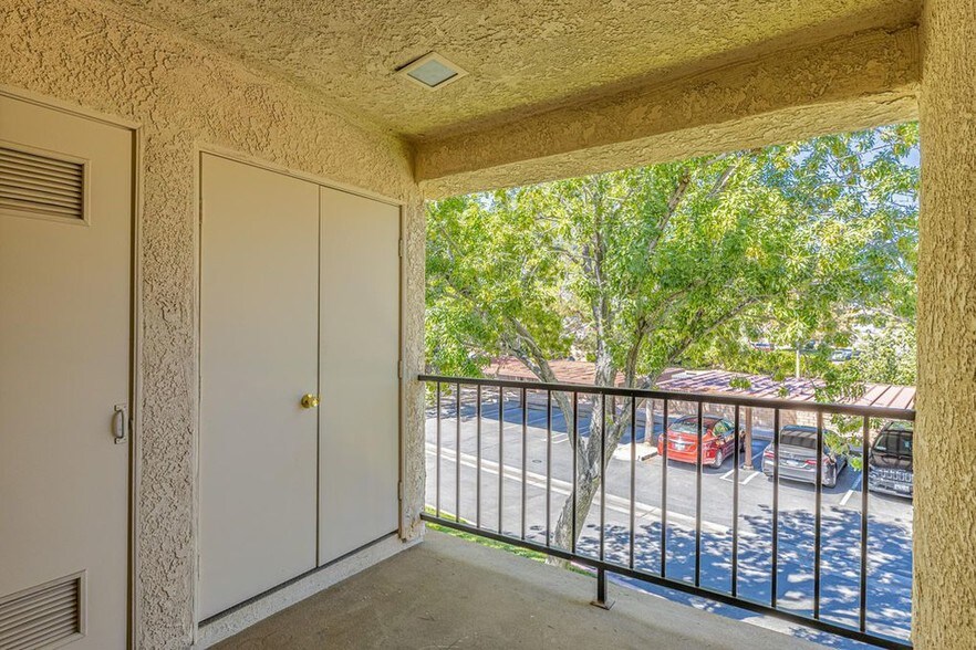 Building Photo - 2554 Olive Dr