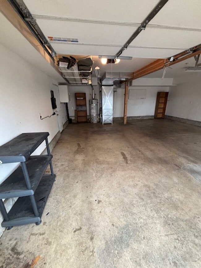 Building Photo - 1 Bedroom 1 Bath Apt. with huge garage in Newberg