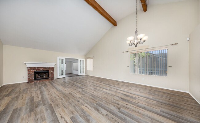Building Photo - Beautiful Remodeled 2-Bedroom Single-Story Condo