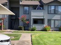 Building Photo - 2 Bedroom 2 Bathroom Condo Close to Freeway, Schools & Shopping