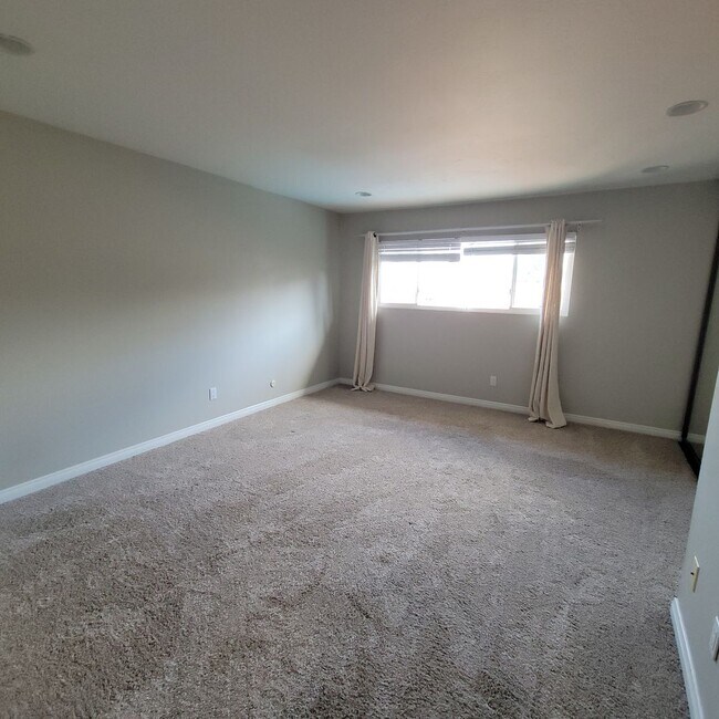 Building Photo - Live and Love this Coastal Condo in Del Ma...