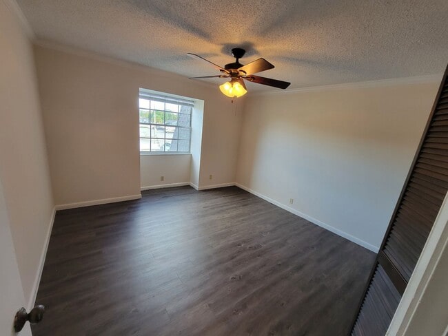 Building Photo - Spacious Two Bedroom Apartment Near Downtown