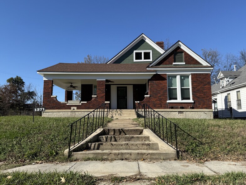 Primary Photo - 1371 Ridgeway St