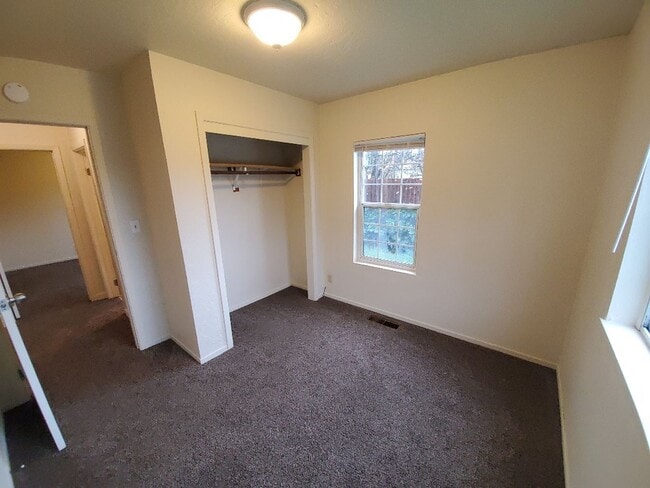Building Photo - 4-Bedroom home located close to the Eureka...