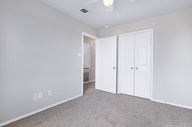 Building Photo - 5815 Golf Bend
