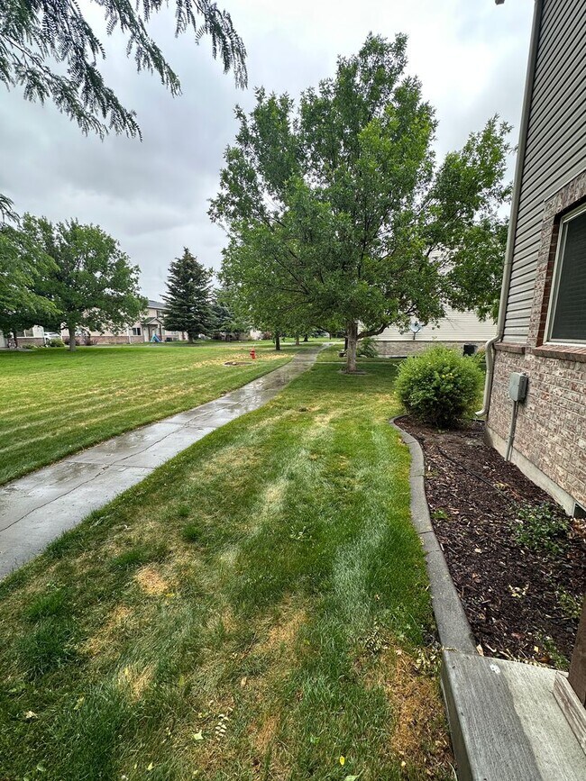 Building Photo - Cute and Cozy 2 Bed, 1.5 Bath Townhome in the Meadows!