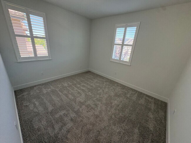 Building Photo - Beautiful 4 Bedroom 3 Bath Brentwood Home With SOLAR