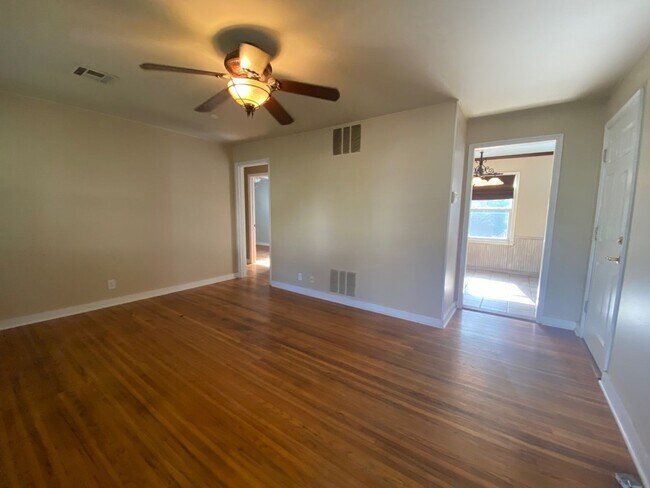 Building Photo - Close to Brookside & Riverparks!!