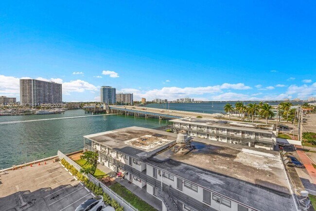 Building Photo - 2016 Bay Dr