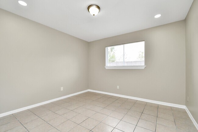 Building Photo - 1736 Crestdale Dr