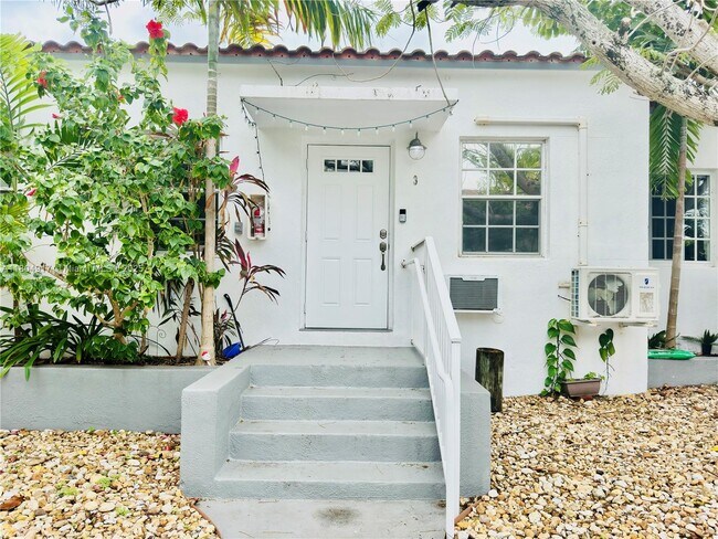 Building Photo - 8335 Crespi Blvd