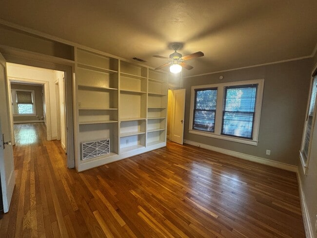 Building Photo - Cute 2 bedroom, 1 bath upstairs duplex in ...