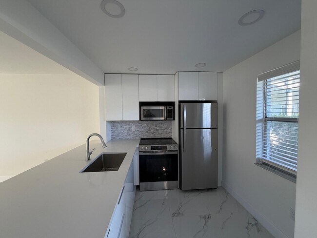 Building Photo - 9301 Lime Bay Blvd