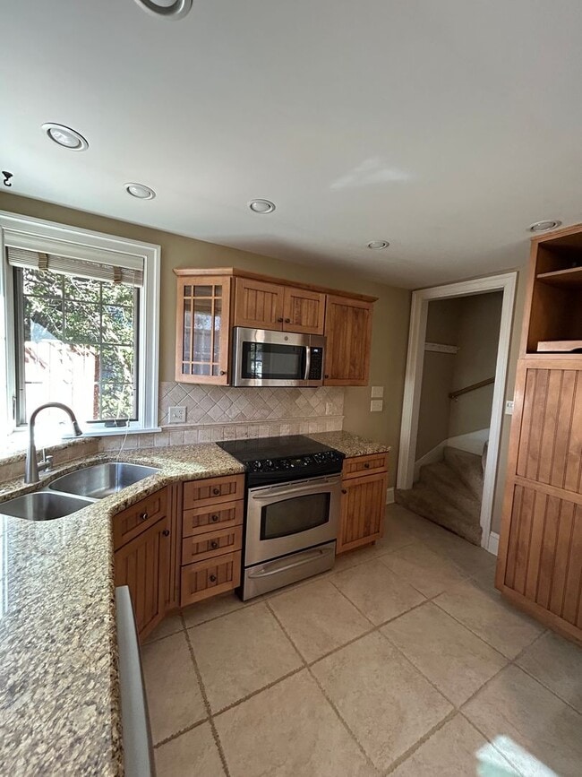 Building Photo - Beautiful, Large 4 Bedroom 1.5 Bath Home in Lancaster with Yard!