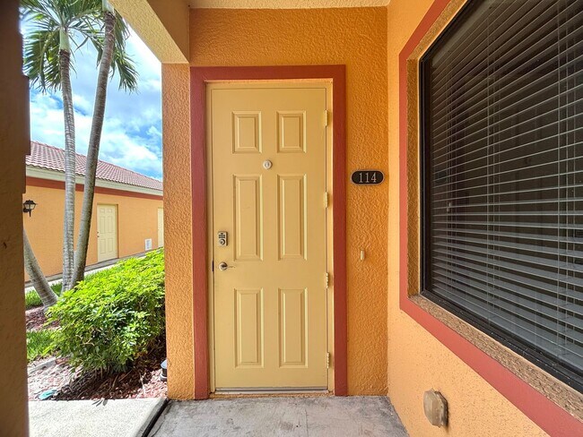Building Photo - Spacious 3 Bed, 2 Bath Condo with 1 Car Ga...