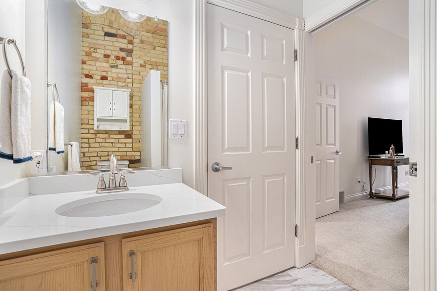 Building Photo - 32 E 8th St