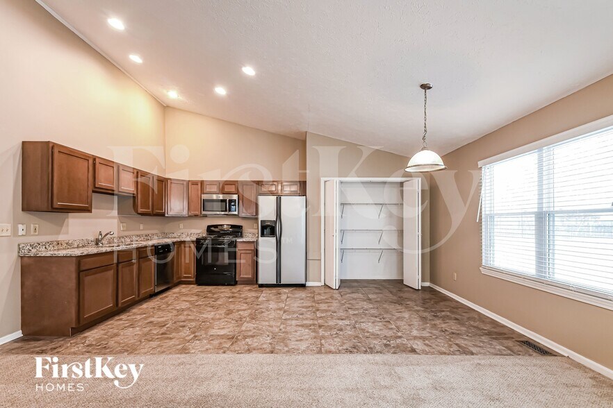 Building Photo - 7427 Cobblestone W Dr