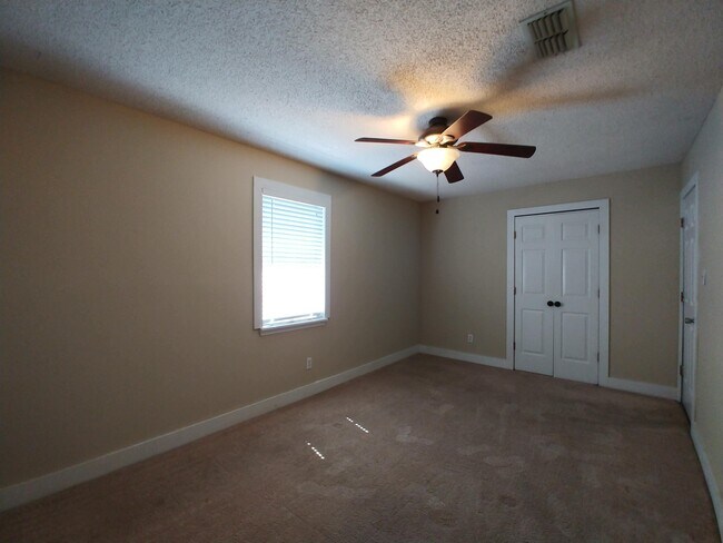 Building Photo - 146 Woodstone Cir