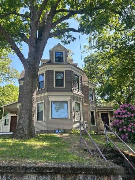 Building Photo - 215 Pearl St