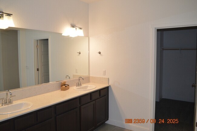Building Photo - 2411 Urdaneta Way
