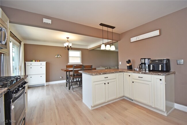 Building Photo - 37 E Meadowlawn Blvd