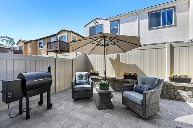 Building Photo - GORGEOUS 3 Bed Townhouse w/ EV & Solar