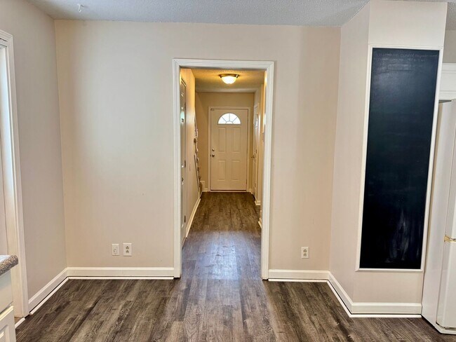Building Photo - Great Location!!3 Bed/2.5 Bath near exit 1...