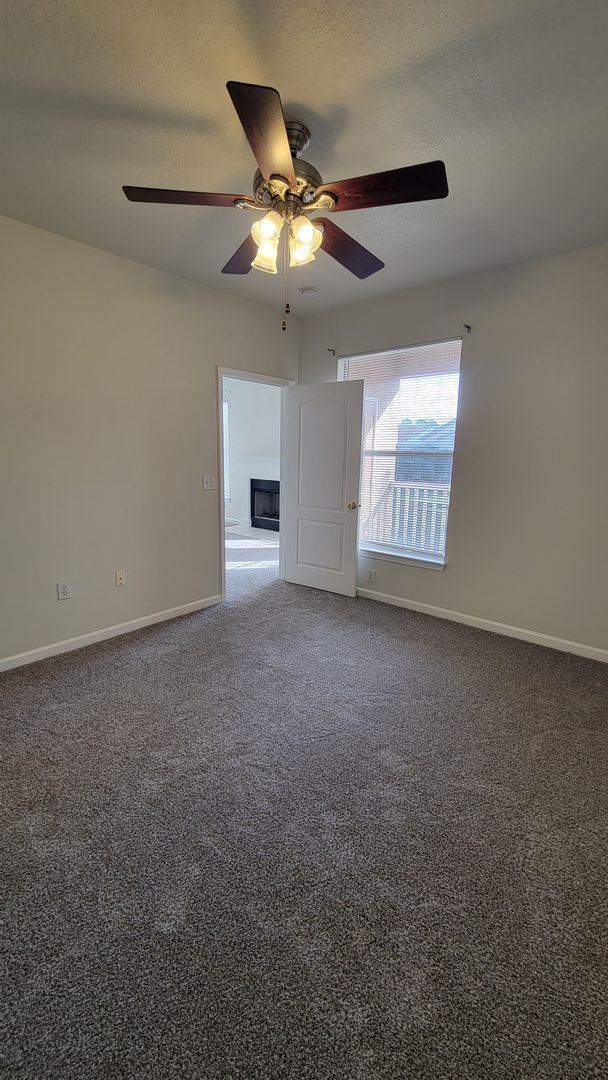 Building Photo - The Villas Condominiums  2/2 AVAILALBE NOW!