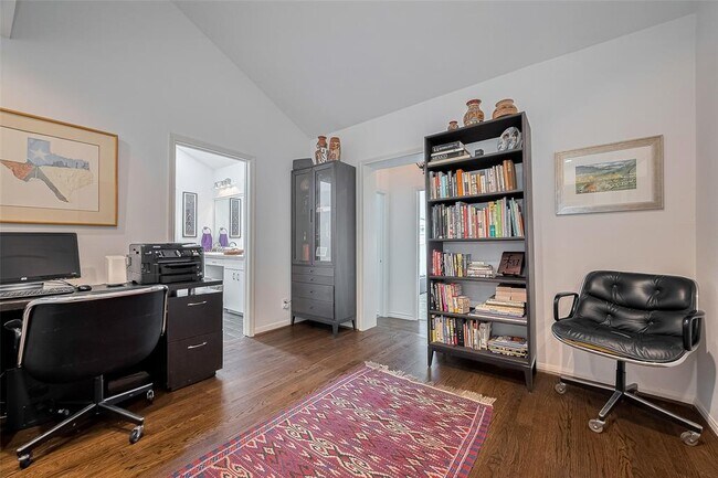 Building Photo - 608 Colquitt St