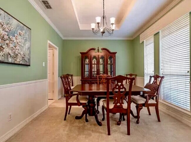 Building Photo - 815 Montreal Dr