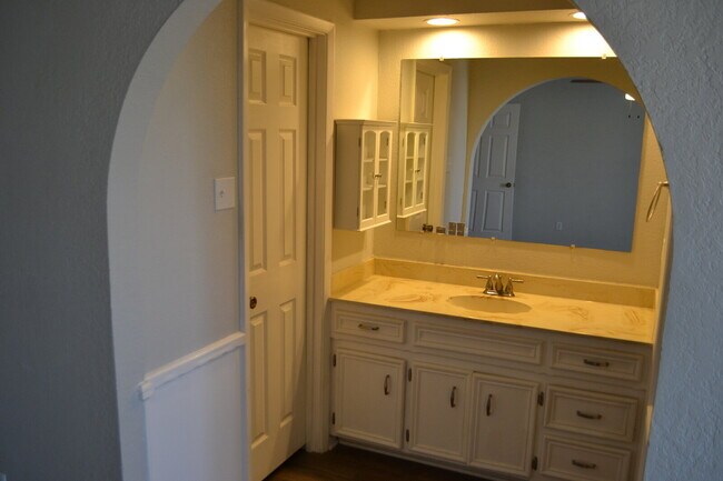 Building Photo - Conveniently Located Beautiful 3/2/2 on Co...