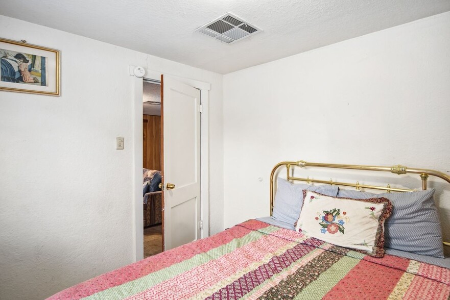 Building Photo - 820 Carrizo Canyon Rd