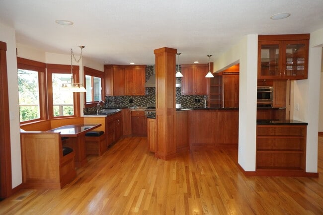 Building Photo - Stunning SW Portland (Arranmore) 4-bedroom...