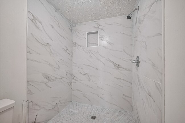Building Photo - 2107 Creekshire Dr