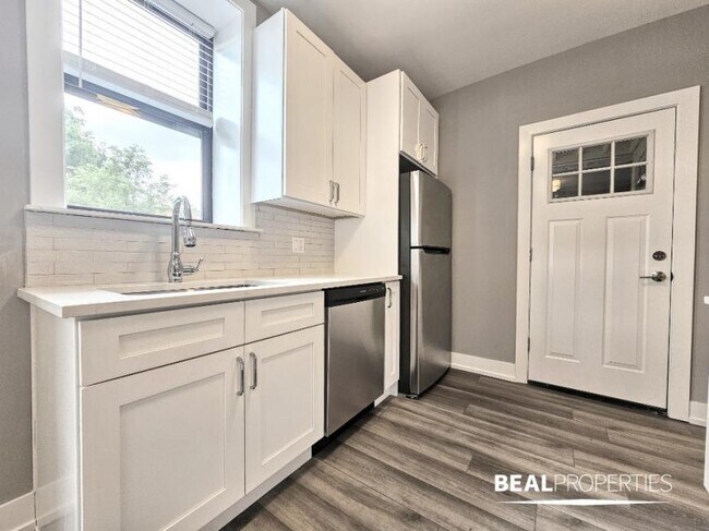 Building Photo - 2 bedroom in CHICAGO IL 60613