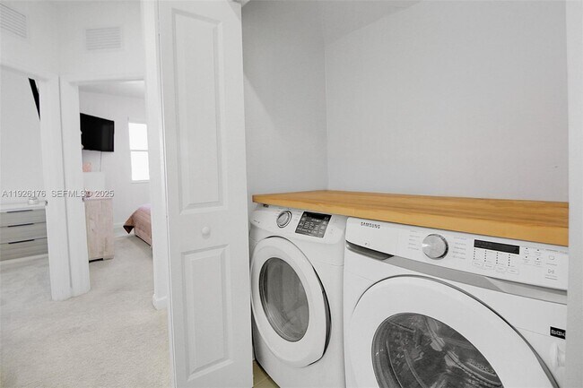 Building Photo - 2873 SE 24th Ct