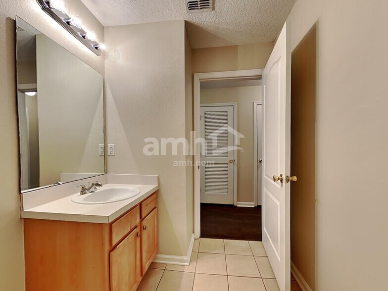 Building Photo - 11374 Brian Lakes Dr