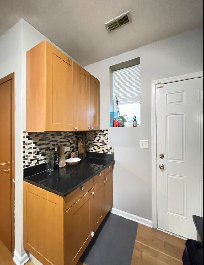Building Photo - 6423 N Greenview Ave