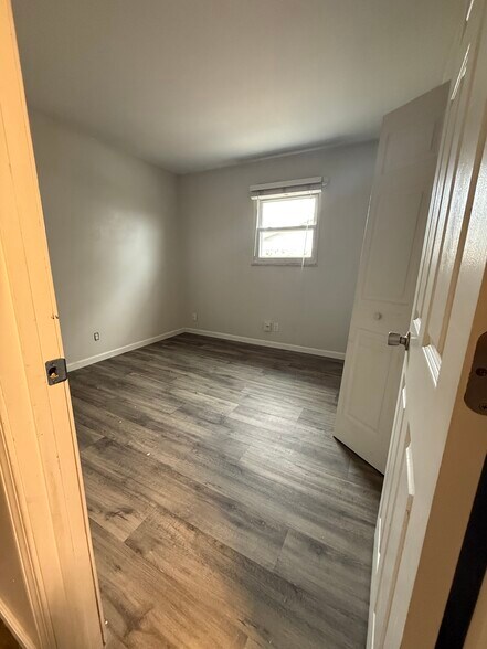 Building Photo - 718 Village Ln