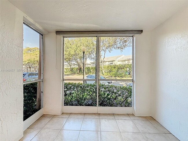 Building Photo - 9877 Westview Dr