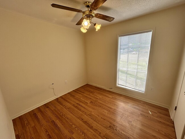 Building Photo - 5509 Rainbow Ln