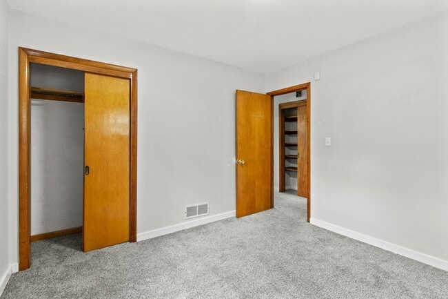 Building Photo - Charming 3- Bedroom Home in Newark